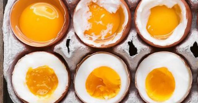 Luộc trứng tưởng là dễ nhưng liệu chị em đã biết cách luộc trứng chín theo từng cấp độ chưa?