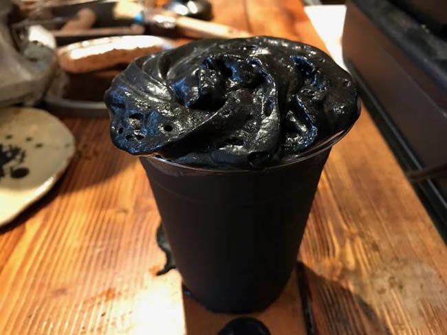 Ly cà phê đen xì như nhựa đường cô đặc này đang làm mưa làm gió ẩm thực thế giới
