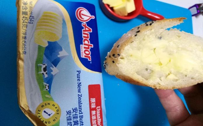 Mách bạn cách làm món bánh mì bơ thơm ngậy đổi vị cho bữa sáng