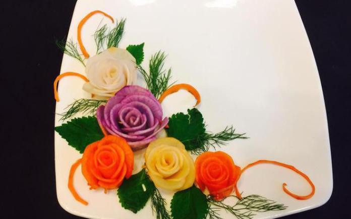 Mách bạn cách trang trí đĩa ăn tuyệt đẹp hình hoa hồng từ củ cải