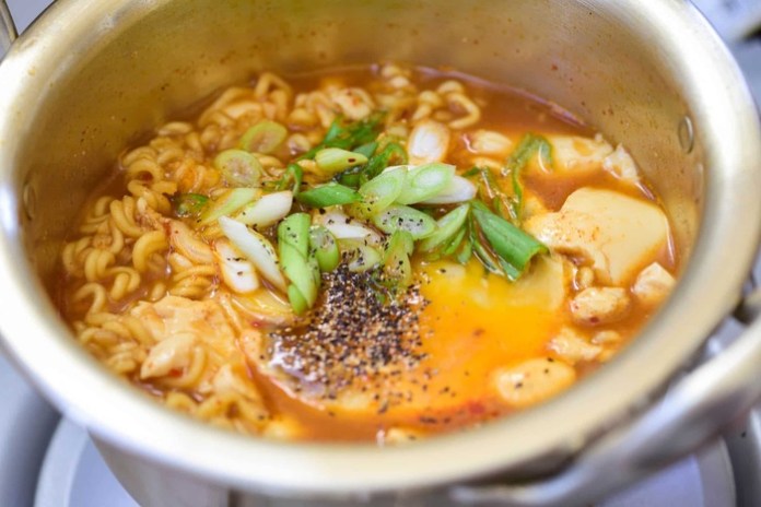 Mách cách nấu mì tôm chuẩn vị Hàn Quốc, thơm ngon 'nuốt lưỡi'