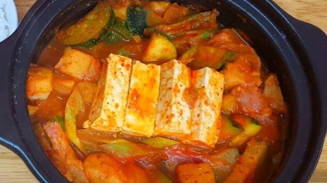 Mách chị em cách nấu loại canh 'chuẩn đét' như trong phim Hàn Quốc: Ăn đến đâu ấm đến đấy, xì xụp khi trời lạnh thì tuyệt cú mèo!