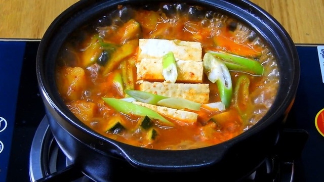 Mách chị em cách nấu loại canh 'chuẩn đét' như trong phim Hàn Quốc: Ăn đến đâu ấm đến đấy, xì xụp khi trời lạnh thì tuyệt cú mèo!