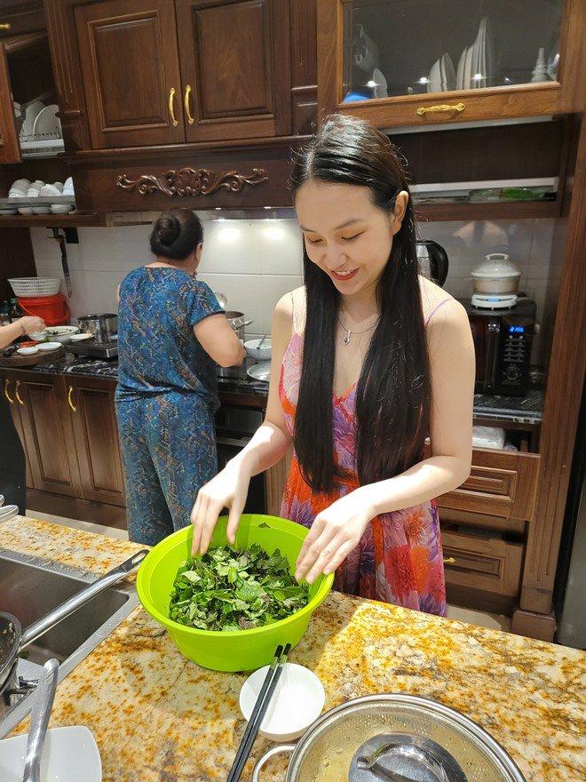 Mẹ giản dị của Tuấn Hưng vào bếp cùng con dâu, bạn bè tò mò vợ anh nấu mấy món?