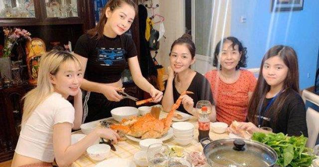 Mẹ ruột khoe Chi Pu và chị gái vào bếp, được khen 