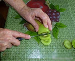 Mẹo nhỏ cắt trái kiwi ngon miệng