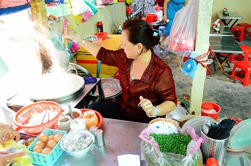 Quán mì cay muối ớt 40 năm trong hẻm nhỏ Sài Gòn