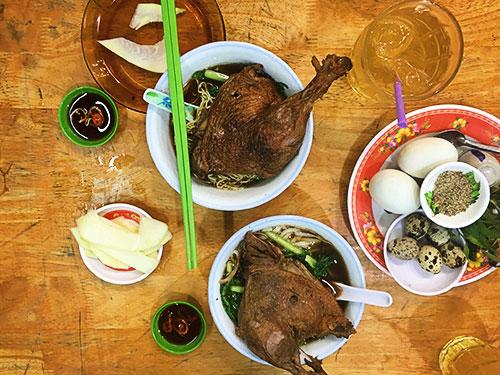 Mì vịt tiềm và cá viên cà ri "ăn là nghiền" ở Sài Gòn