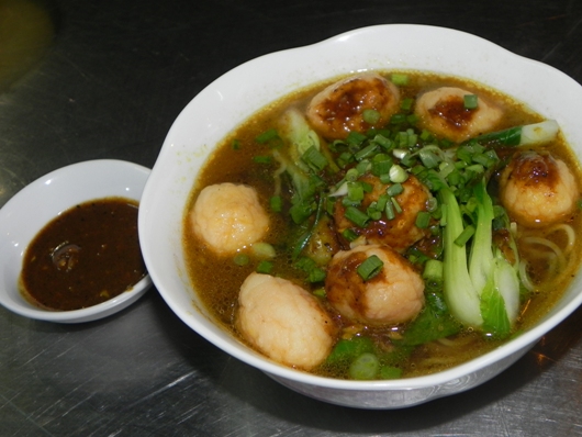 Mì vịt tiềm và cá viên cà ri "ăn là nghiền" ở Sài Gòn