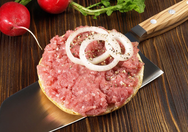 Món ăn 'kinh dị' nào của Đức chỉ có thịt lợn sống băm nhuyễn?