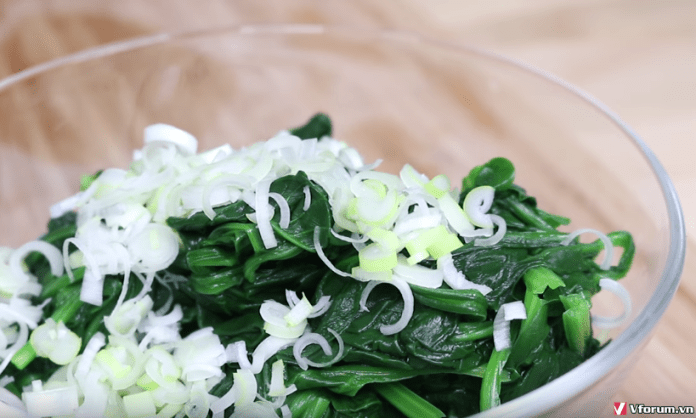 Món ăn phụ cùa Hàn Quốc: Cải bó xôi trộn