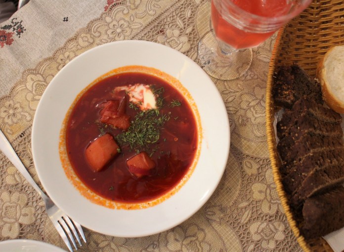 Món ăn truyền thống Nga thơm ngon nức mũi giữa lòng Hà Nội