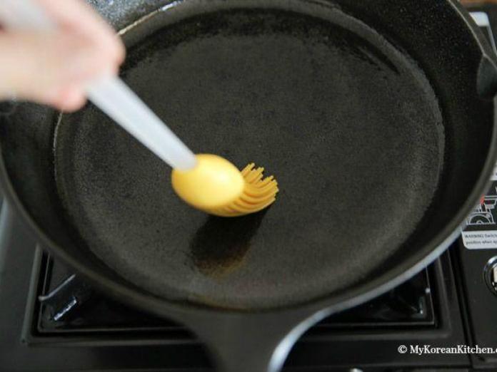 Món ngon cho bé: Cách làm món trứng cuộn rong biển đơn giản