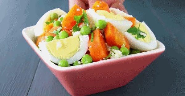 Muốn giảm cân hiệu quả, bữa tối cứ làm 1 trong 2 món salad này mà ăn thay cơm các mẹ nhé!