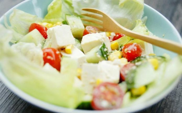 Muốn giảm cân mà vẫn đủ chất thì không thể bỏ qua món salad đậu hũ tuyệt hảo này