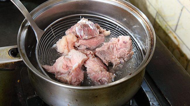 Muốn loại bỏ mùi tanh và tạp chất trong thịt đừng dùng nước nóng, đây mới là cách làm đúng