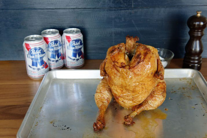 Muốn lớp da giòn rụm cứ cho gà “ngồi” lên lon bia rồi đưa vào lò nướng, 1 tiếng sau kết quả chỉ có gọi là ngon ngất ngây