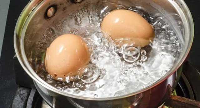 Muốn trứng luộc không vỡ lại dễ bóc vỏ, chỉ cần nhớ 3 điều này