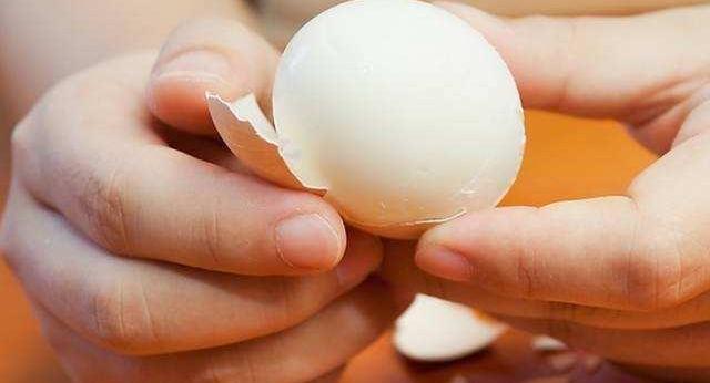 Muốn trứng luộc không vỡ lại dễ bóc vỏ, chỉ cần nhớ 3 điều này