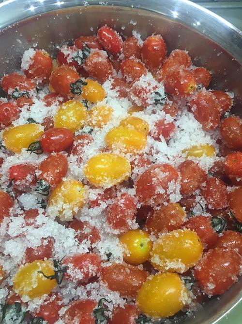 Mứt cà chua bi dẻo thơm chuẩn bị đón Tết