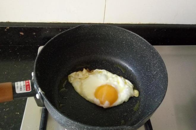 Mỳ trứng nấm nóng hổi thế này bảo sao cả nhà không bị “mê hoặc”