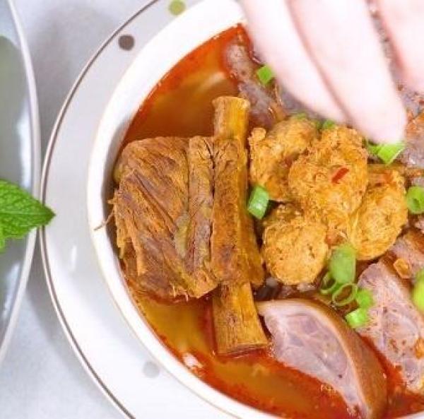 Nàng Việt kiều chia sẻ cách nấu bún bò Huế bình dị mà thơm ngon đậm đà: 'Mình muốn căn bếp luôn ngào ngạt mùi vị quê hương'