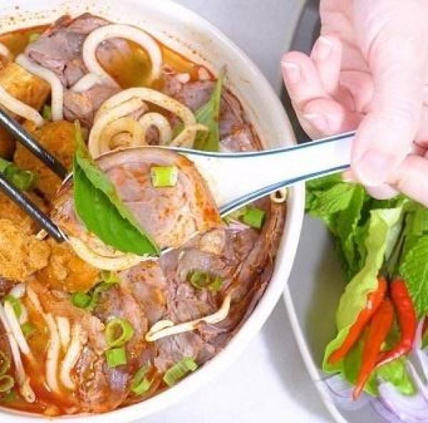 Nàng Việt kiều chia sẻ cách nấu bún bò Huế bình dị mà thơm ngon đậm đà: 'Mình muốn căn bếp luôn ngào ngạt mùi vị quê hương'