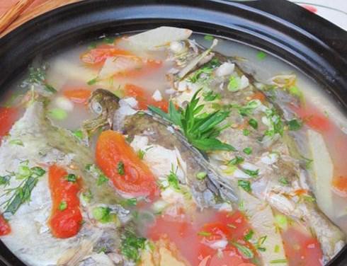 Nấu cá nên thả vào nước sôi hay nước lạnh để không bị tanh?