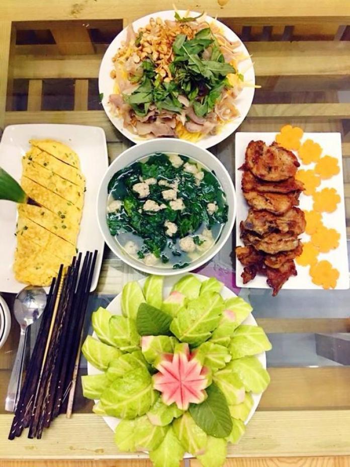 Nấu cơm cho 2 người nhưng 9x Sài Gòn bày mâm nào cũng đầy ăm ắp như nhà có khách
