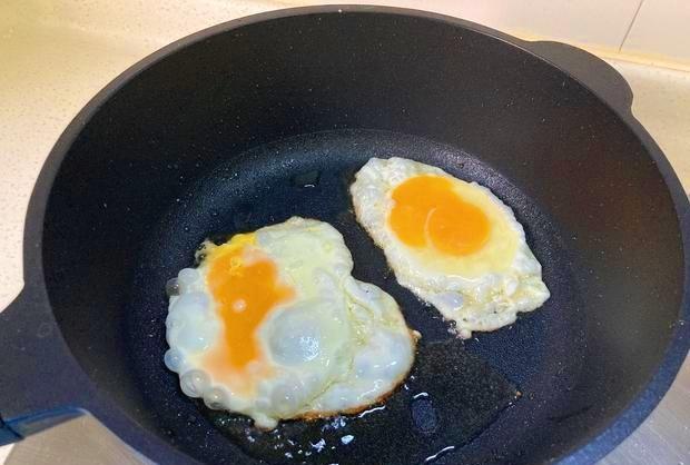 Ngại cầu kỳ, vợ nấu mì và trứng thế này lại được cả nhà khen bữa sáng ngon nức nở