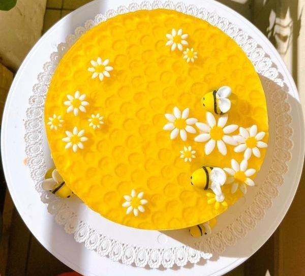 Ngắm chiếc cheesecake tạo hình tổ ong hoa cúc đẹp ngất ngây lòng người của nàng 9X Việt xa xứ, MXH đồng loạt 'thả tim' ồ ạt không cần nghĩ