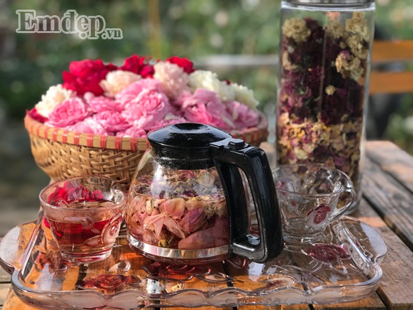 Ngày Tết không thể thiếu ấm trà hoa cúc tiến vua thơm nức mời khách...