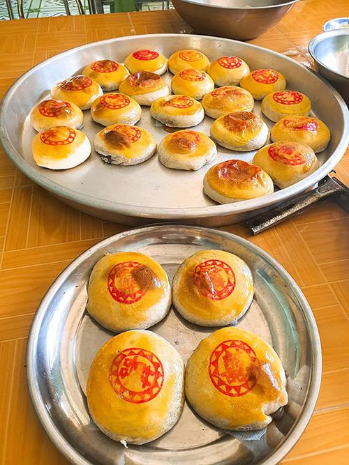 Ngô Thanh Vân làm bánh pía khoai môn đặc sản
