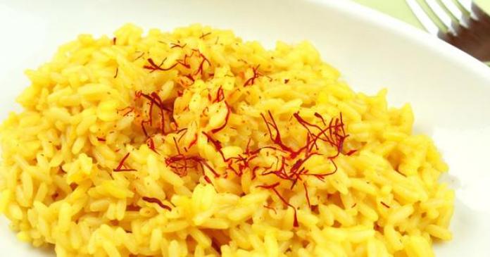 Ngoài pha trà, pha nước uống, Saffron - Thần dược cho giấc ngủ và làn da còn có thể kết đôi với gạo để tạo ra món cơm vừa đẹp mắt vừa ngon miệng thế này đây!