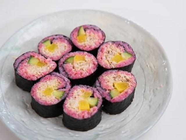 Ngon miệng, đã mắt với sushi cua màu tím vừa ngon vừa đẹp