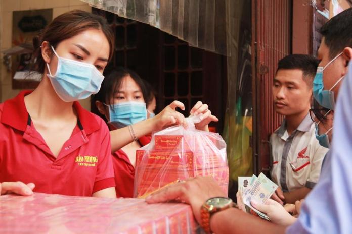 Người Hà Nội xếp hàng dài đợi cả tiếng mua bánh Trung thu truyền thống