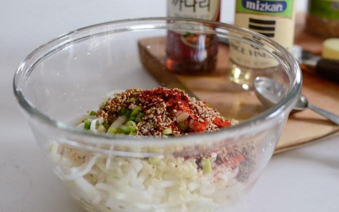 Người Hàn rất mê salad củ cải vì làm cực nhanh ăn lại ngon vô cùng