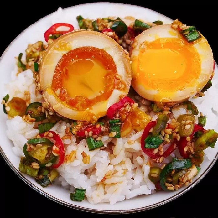 Người người nhà nhà làm trứng ngâm nước tương, đến Thanh Hằng, Hà Tăng cũng không bỏ qua trend này