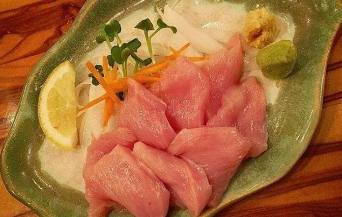 Người Nhật ăn thịt gà sống, tuy tò mò nhưng du khách dè chừng không dám thử