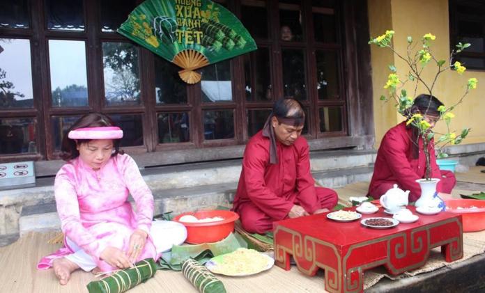 Người nước ngoài trầm trò với nồi bánh chưng cung đình triều Nguyễn