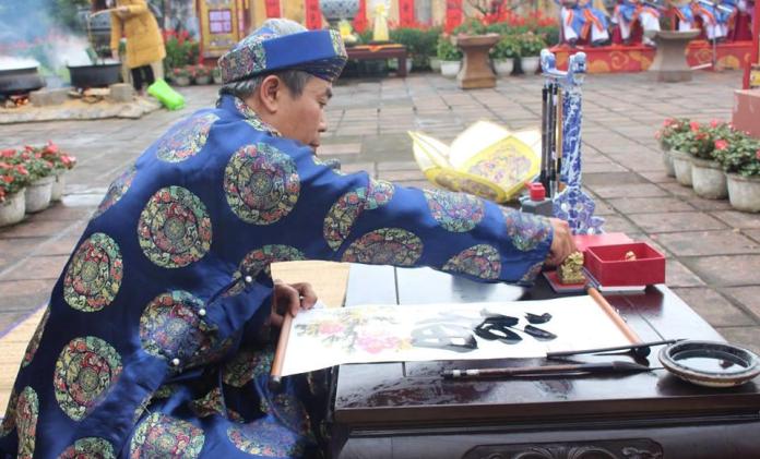Người nước ngoài trầm trò với nồi bánh chưng cung đình triều Nguyễn