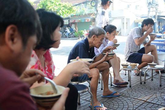 Người Sài Gòn ăn cháo 5.000 đồng; không bàn, không tên suốt 40 năm