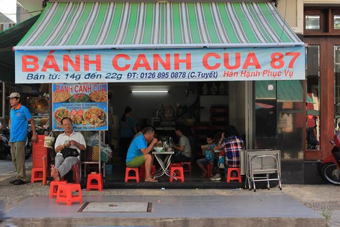 Người Sài Gòn chen chân ăn bánh canh cua 'Bạch Tuyết'