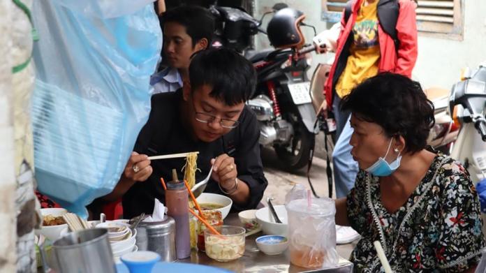 Người Sài Gòn đội nắng xếp hàng ở quán chiều khách nhất, mỗi ngày bán một món