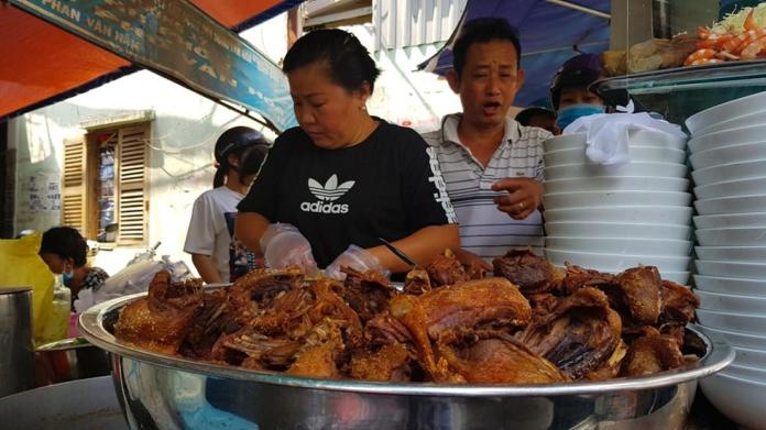 Người Sài Gòn đội nắng xếp hàng ở quán chiều khách nhất, mỗi ngày bán một món