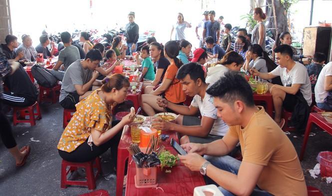 Người Sài Gòn kiên trì đợi món bún giò gốc Huế nấu bếp củi