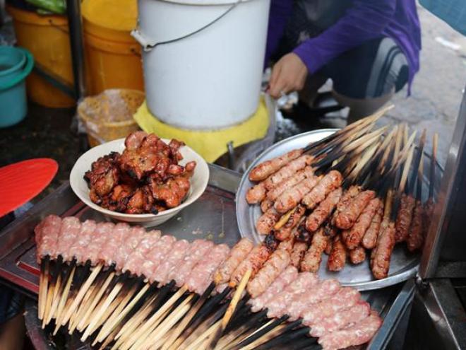 Người Sài Gòn lặn lội vào chợ Bàn Cờ tìm ăn bún thịt nướng nức tiếng