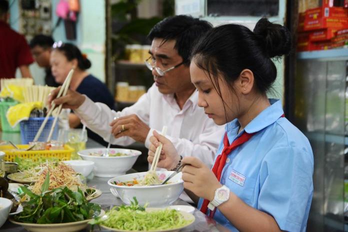 Người Sài Gòn ngồi suốt ở đây: Bún ốc bán thiếu, 5 năm khách quay lại trả