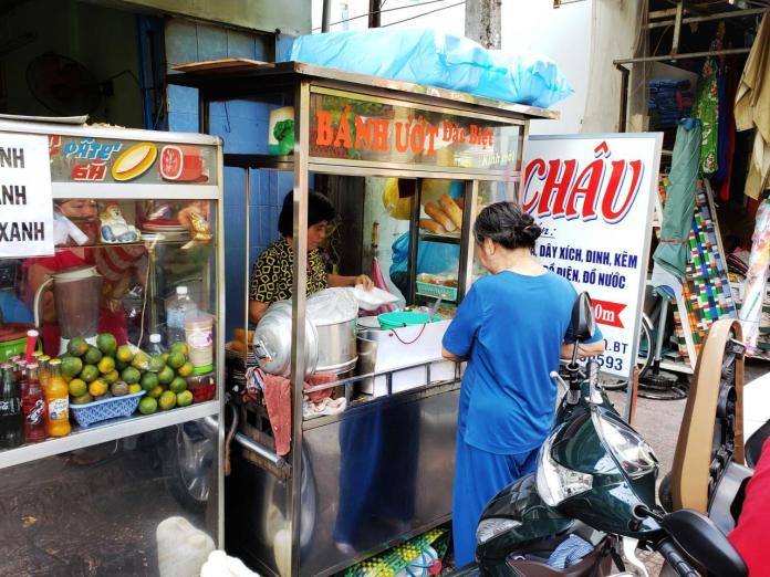Người Sài Gòn ngồi suốt ở đây: Quán bánh ướt nhiều thế hệ cán bộ ăn sáng