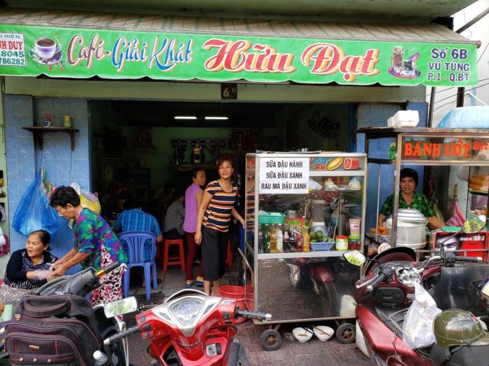 Người Sài Gòn ngồi suốt ở đây: Quán bánh ướt nhiều thế hệ cán bộ ăn sáng